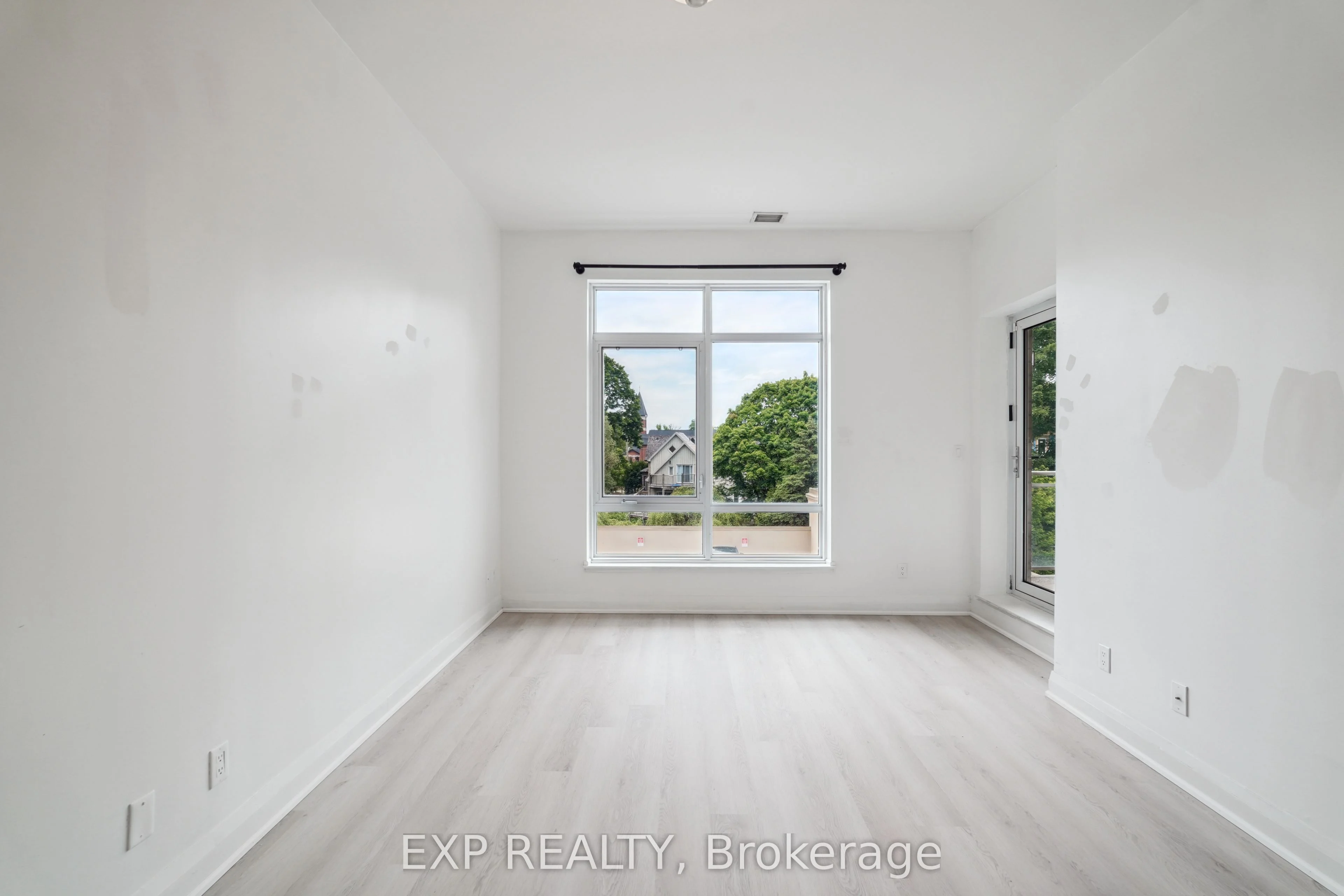15277 Yonge Street 315, Aurora, On L4g 1y3
