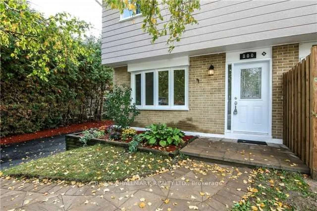 800 Magnolia Avenue Main, Newmarket, On L3y 3c7