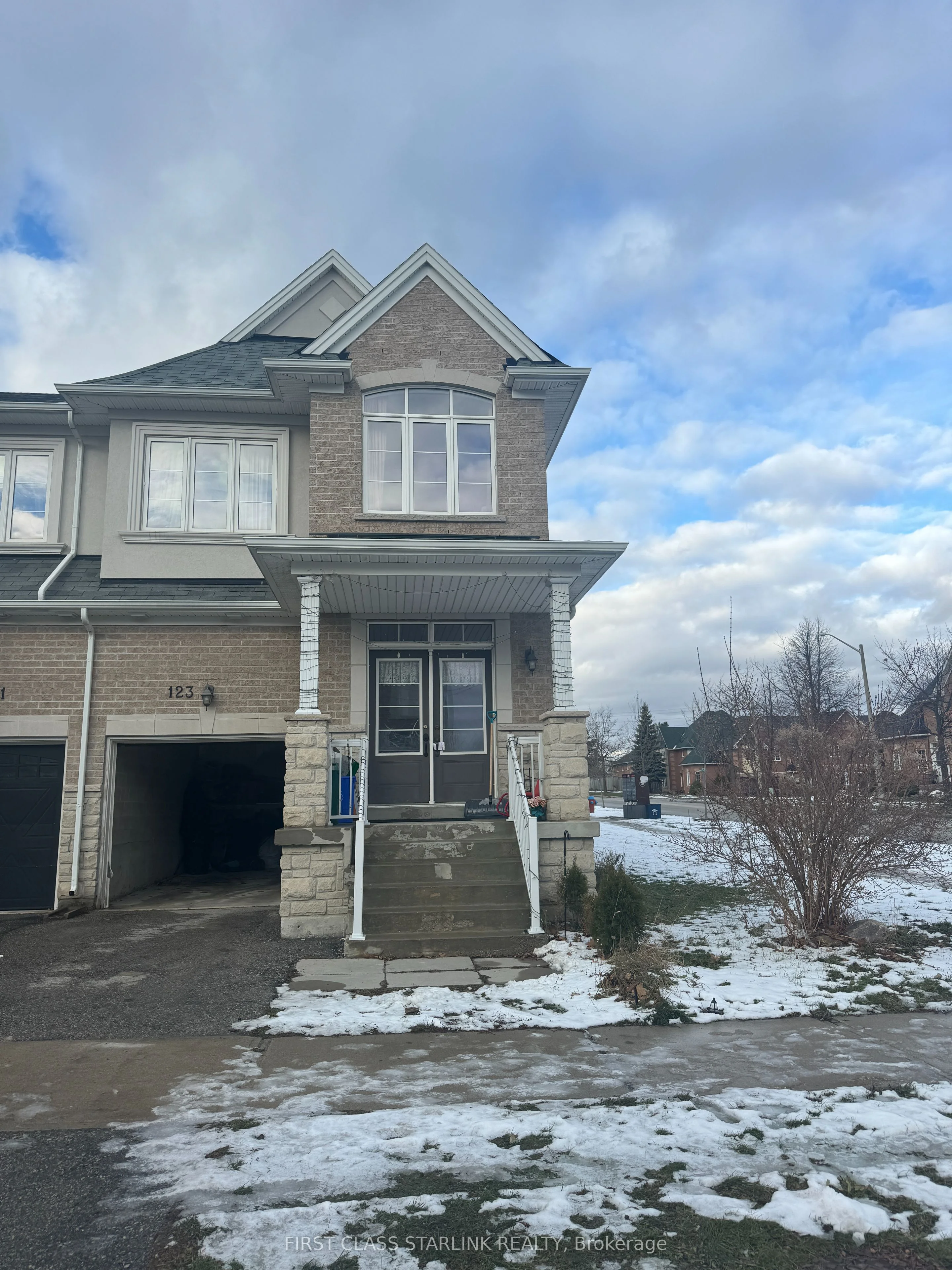 Att/Row/Townhouse in Richmond Hill