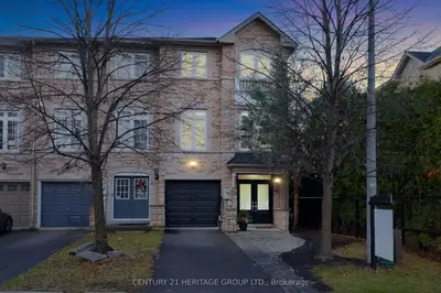 Att/Row/Townhouse in Aurora