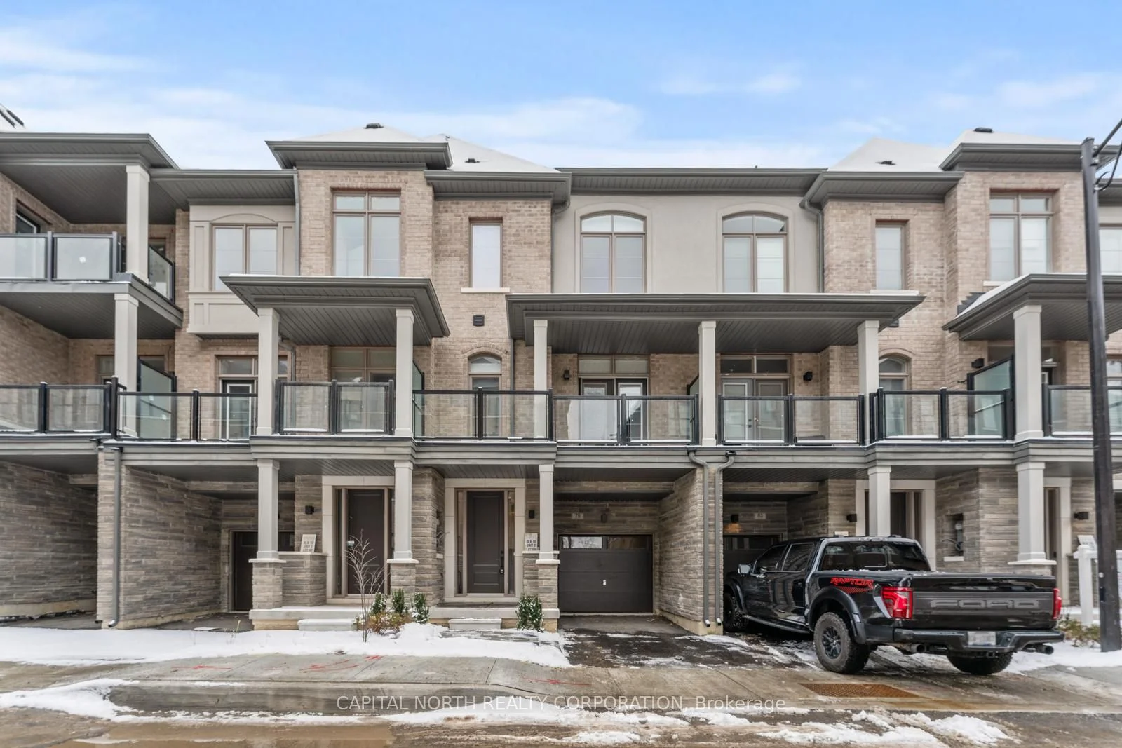 Att/Row/Townhouse in Vaughan
