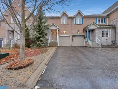 Att/Row/Townhouse in Newmarket