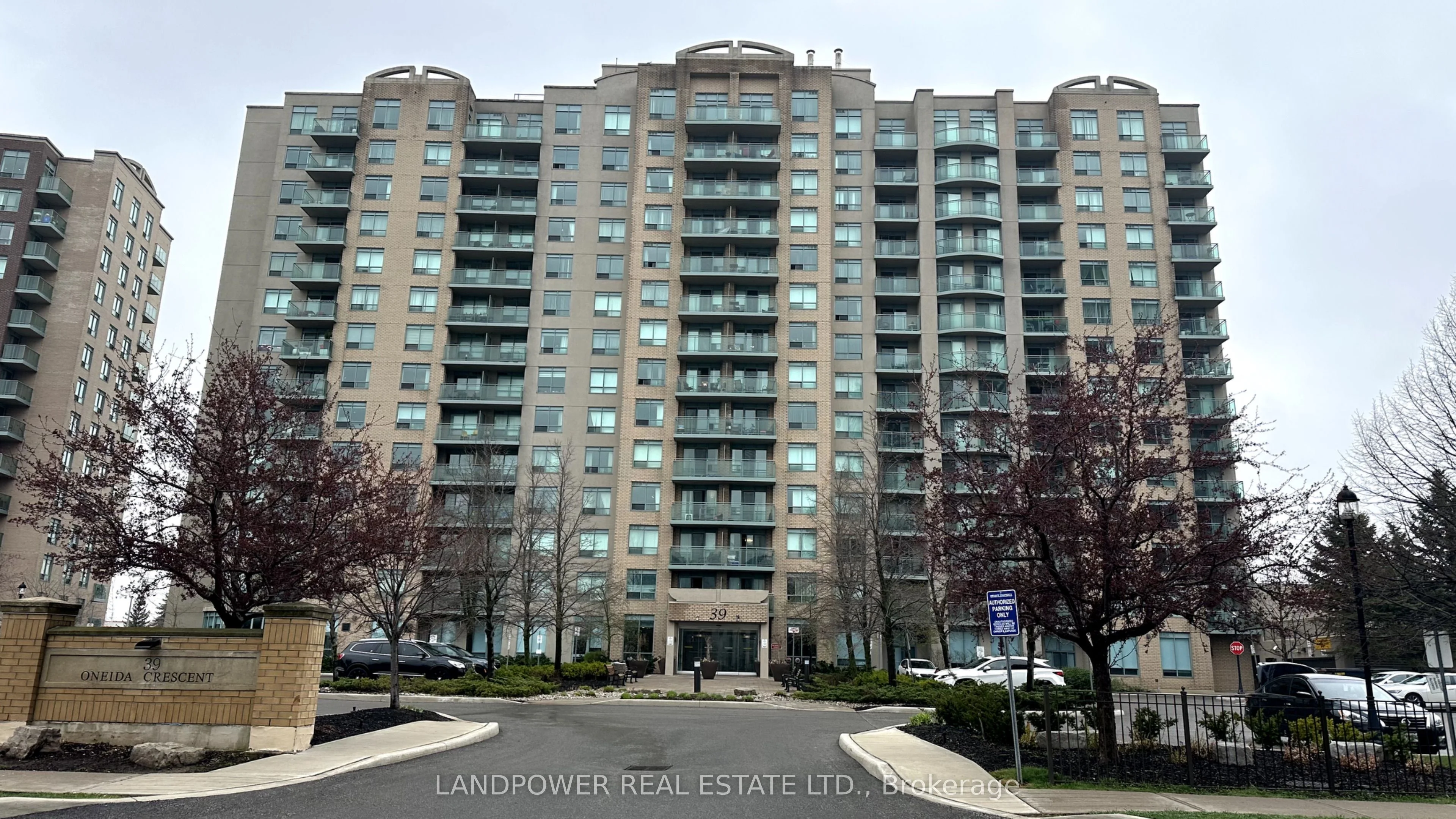 Condo Apartment in Richmond Hill