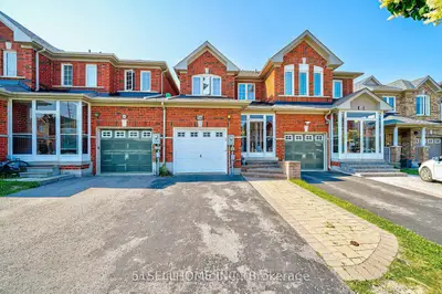 Att/Row/Townhouse in Richmond Hill
