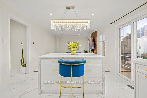 412 Mathews Court, Newmarket, ON L3X 1C7