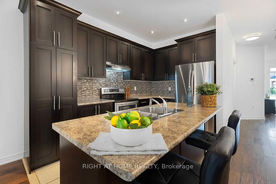 24 Donald Stewart Crescent, East Gwillimbury, ON L0G 1M0