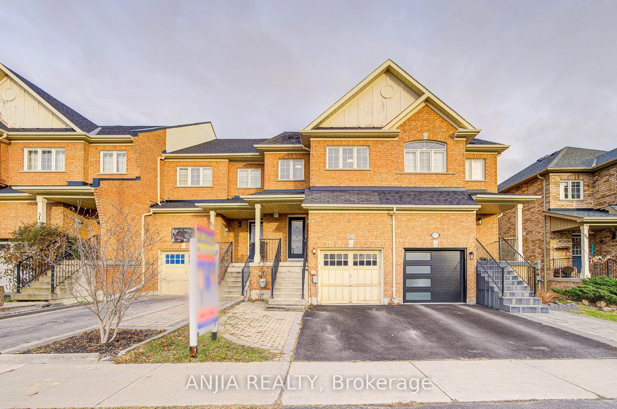 Att/Row/Townhouse in Richmond Hill