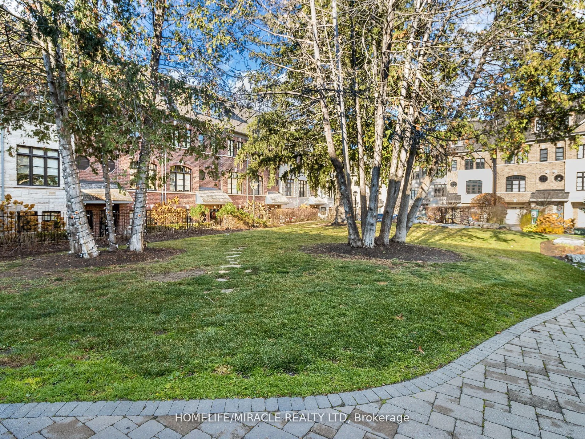 Condo Townhouse in Vaughan