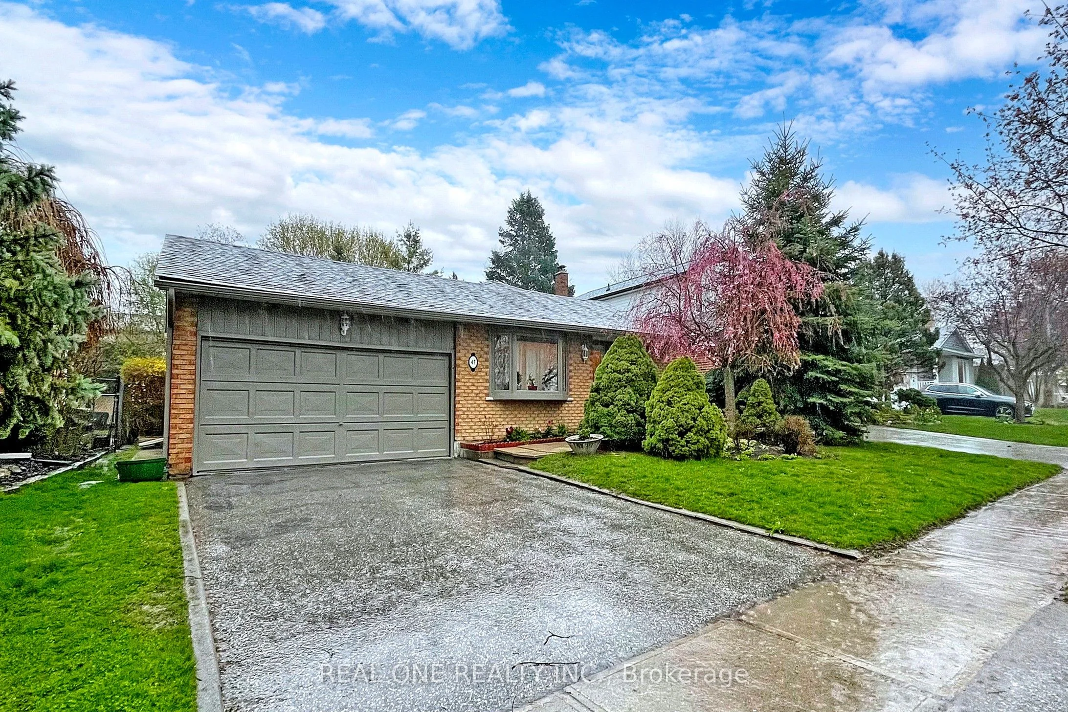 47 Howlett Avenue, Newmarket, On L3y 5s6