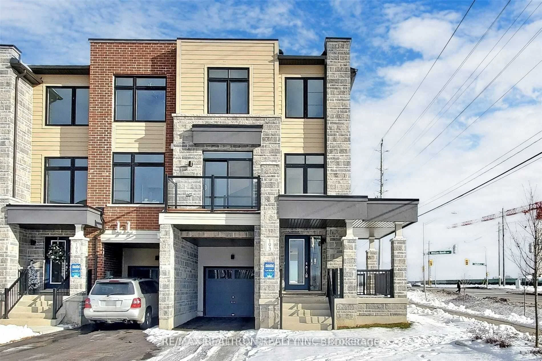 Att/Row/Townhouse in Newmarket
