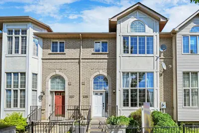 Att/Row/Townhouse in Richmond Hill