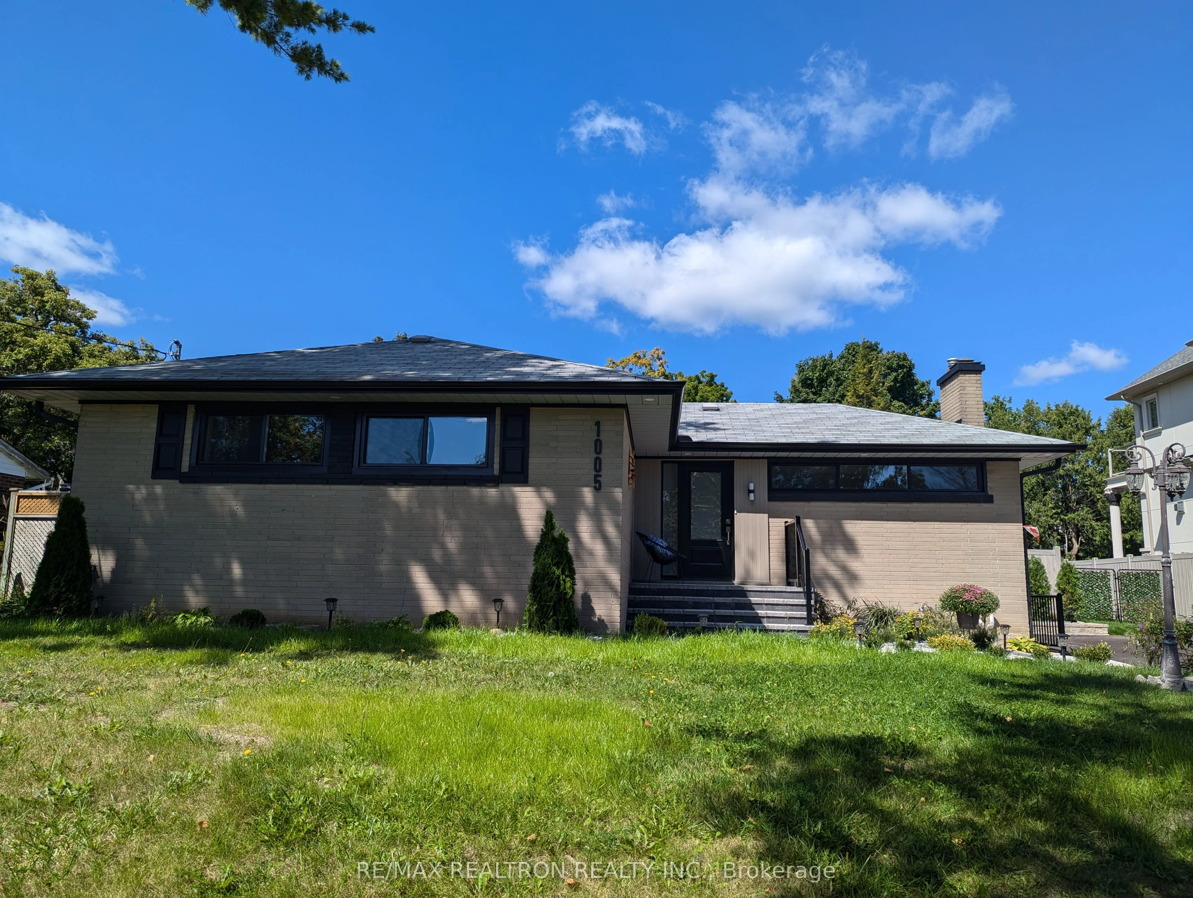 1005 Elgin Street, Newmarket, On L3y 3c3