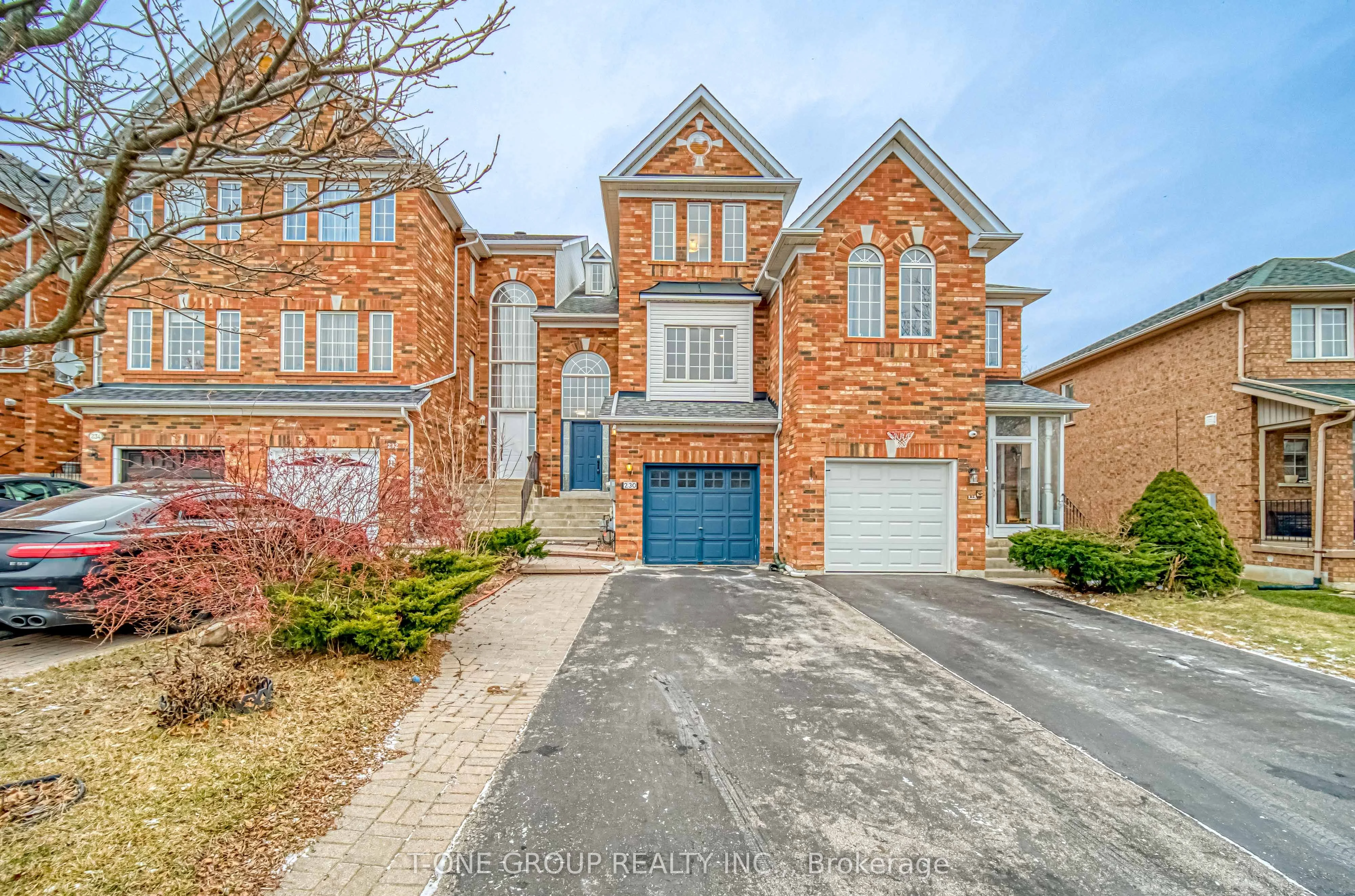 Att/Row/Townhouse in Richmond Hill