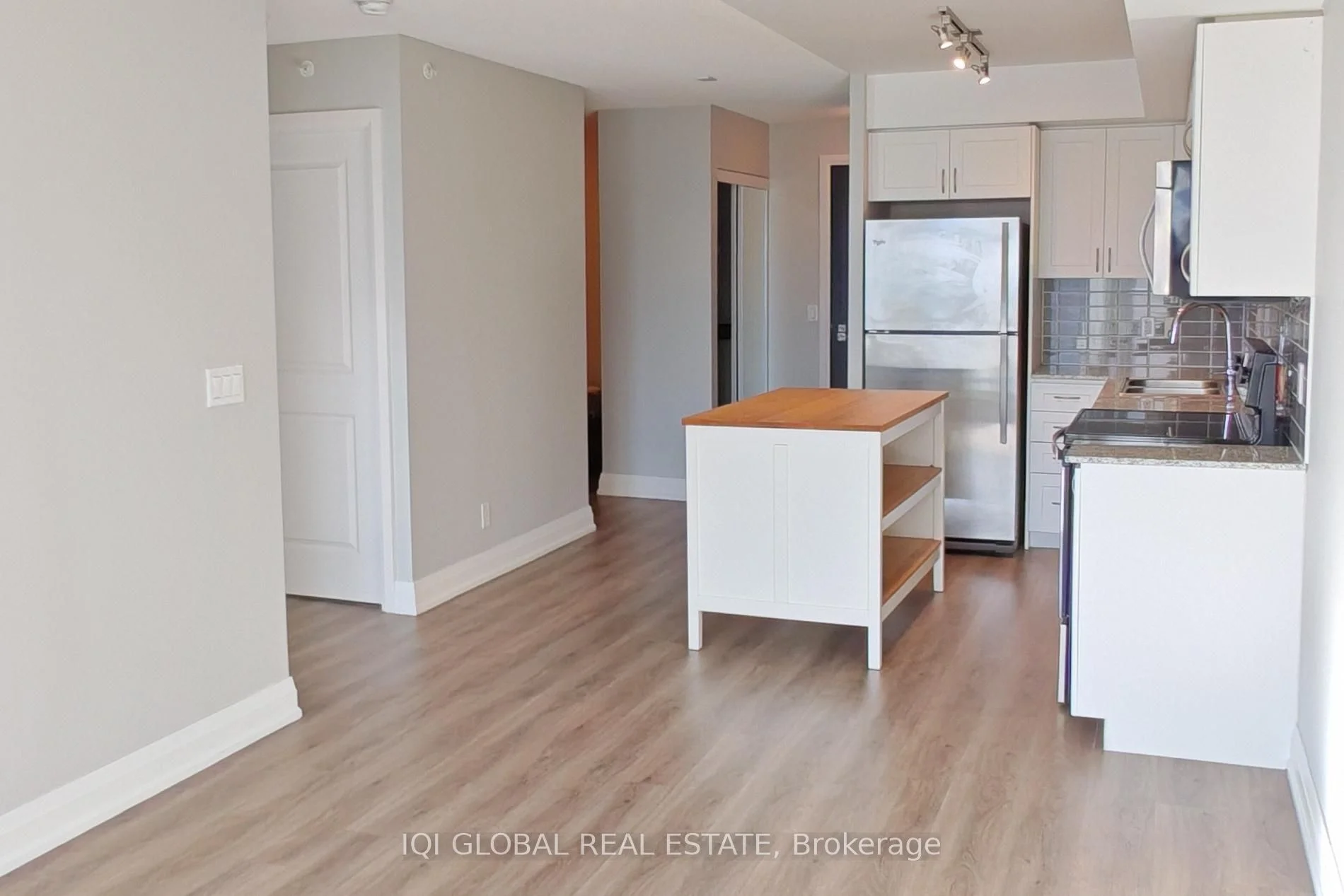 370 Highway 7 E 909, Richmond Hill, ON L4B 0C4