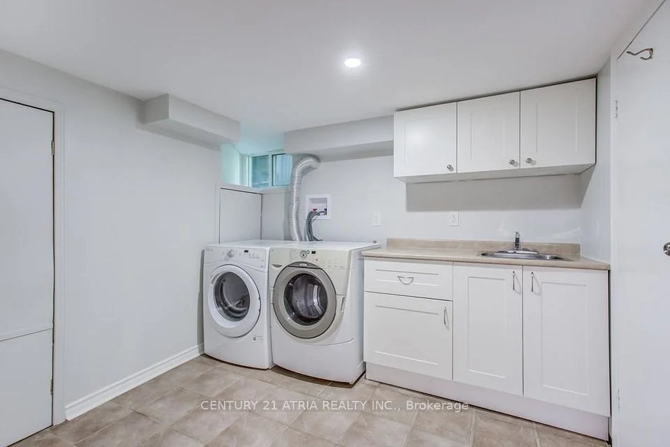 325 Neal Drive, Richmond Hill, ON L4C 3L3