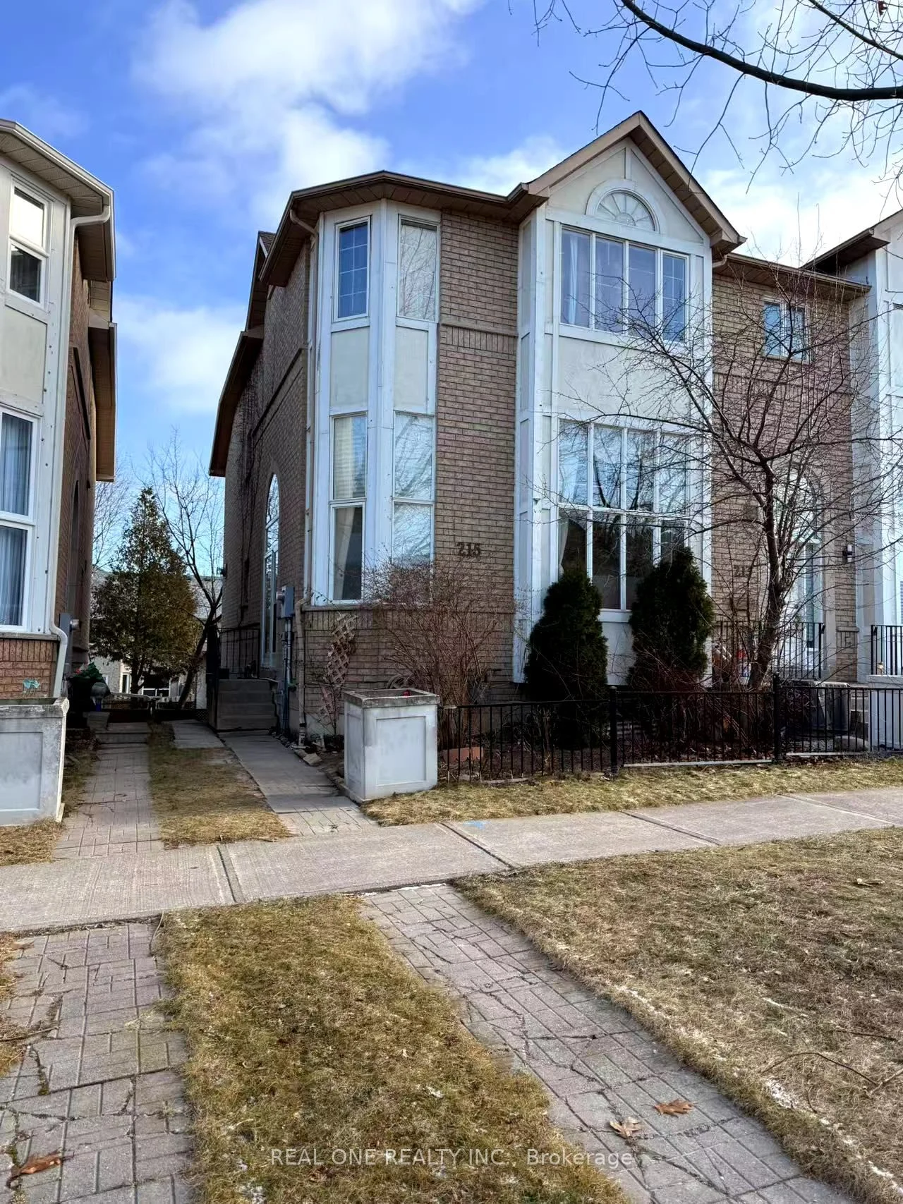 Att/Row/Townhouse in Richmond Hill