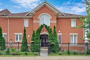 Att/Row/Townhouse in Richmond Hill