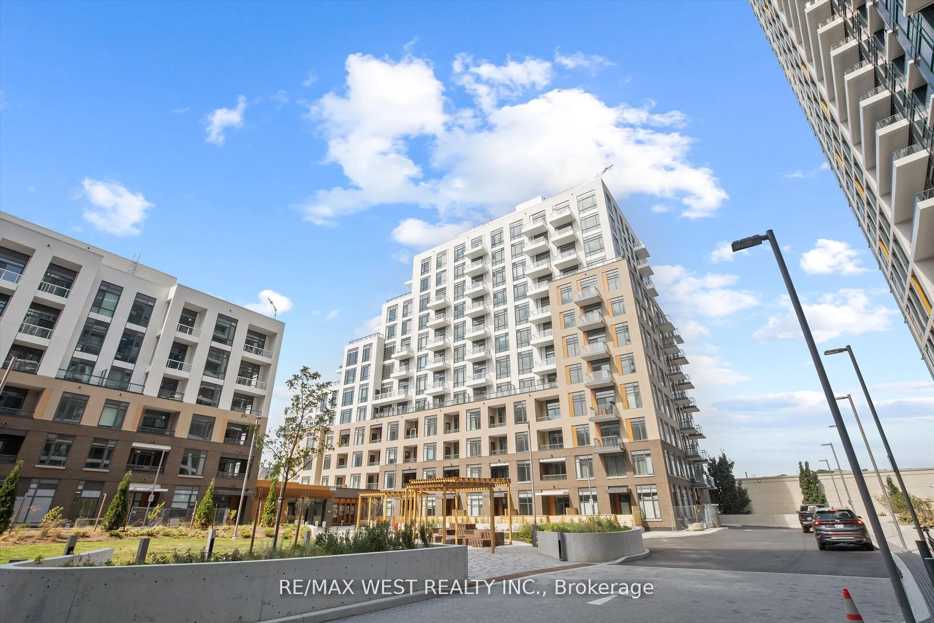 Common Element Condo in Vaughan