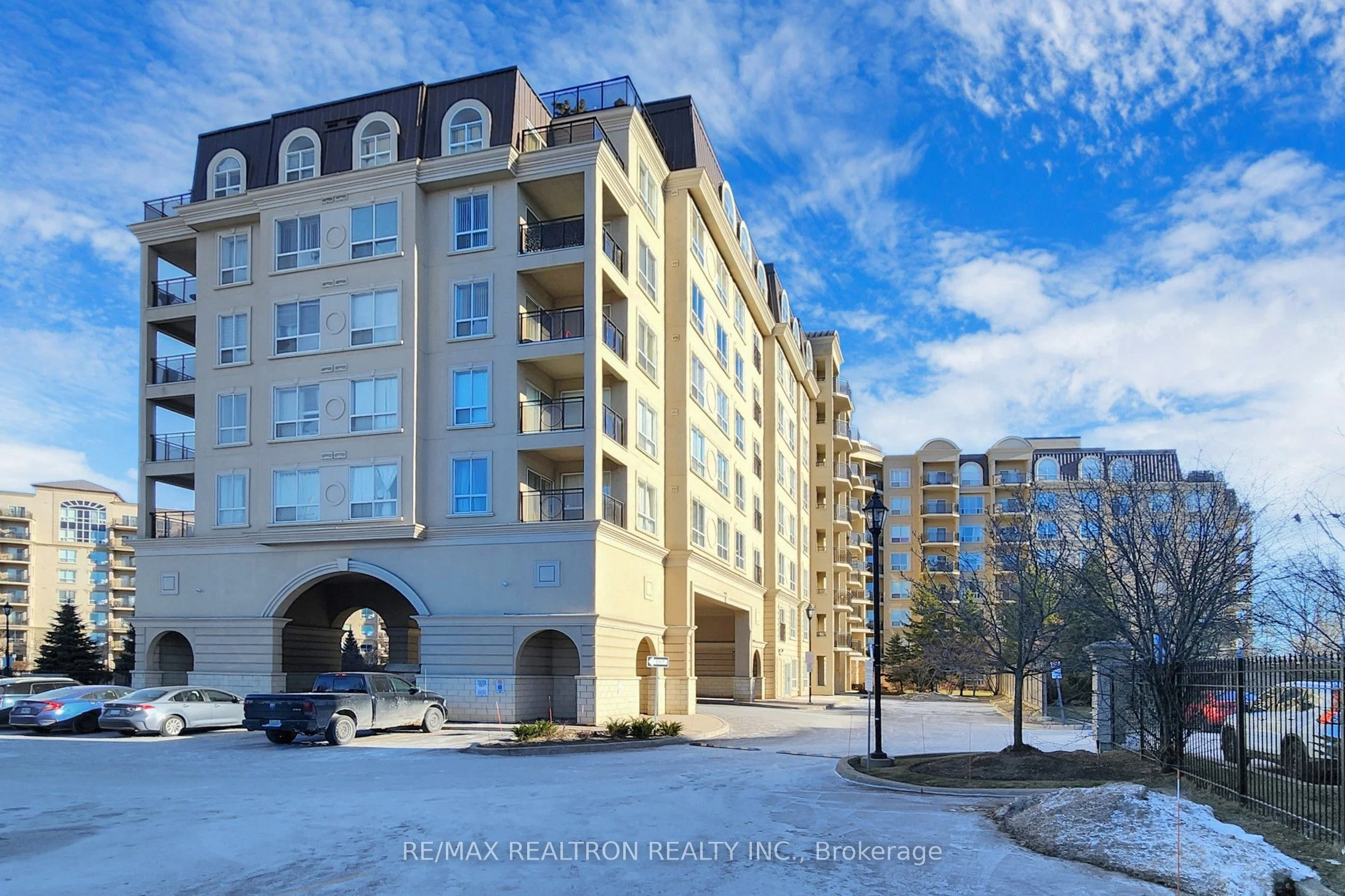 1 Maison Parc Court 303, Vaughan, On L4j 9k1