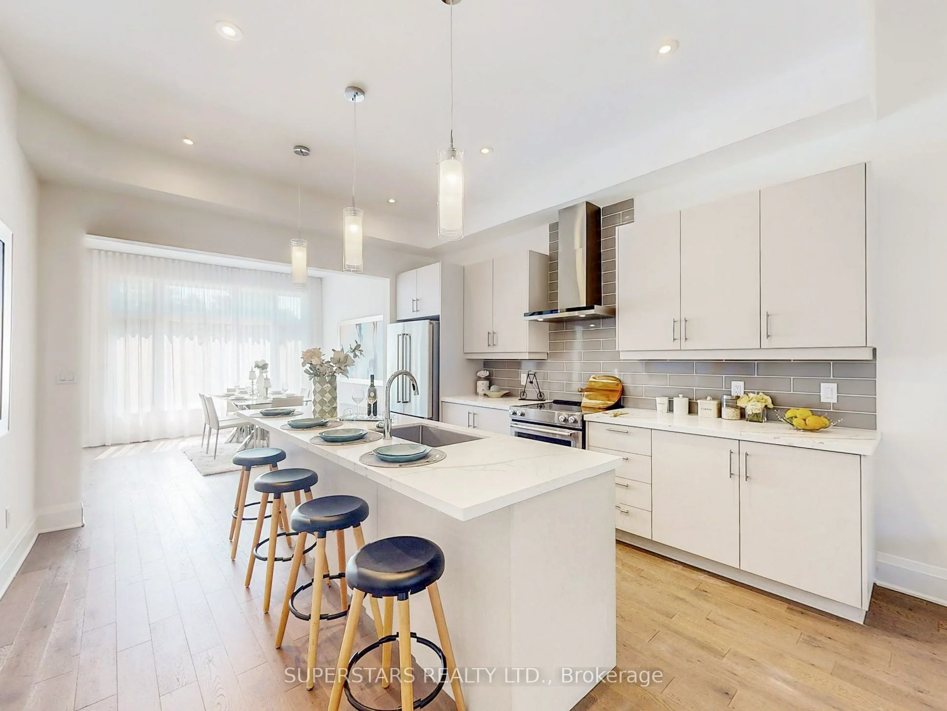 Att/Row/Townhouse in Uxbridge
