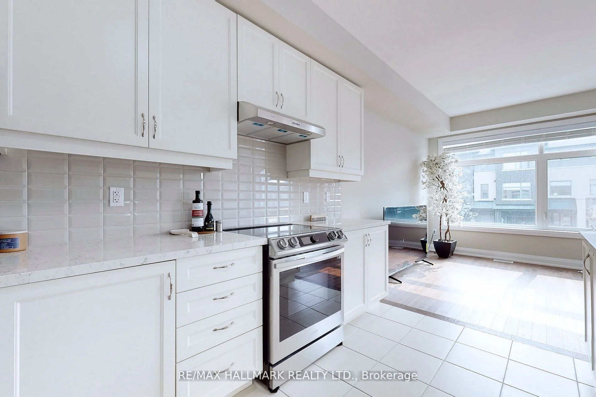 923 Isaac Phillips Way, Newmarket, On L3x 2y8