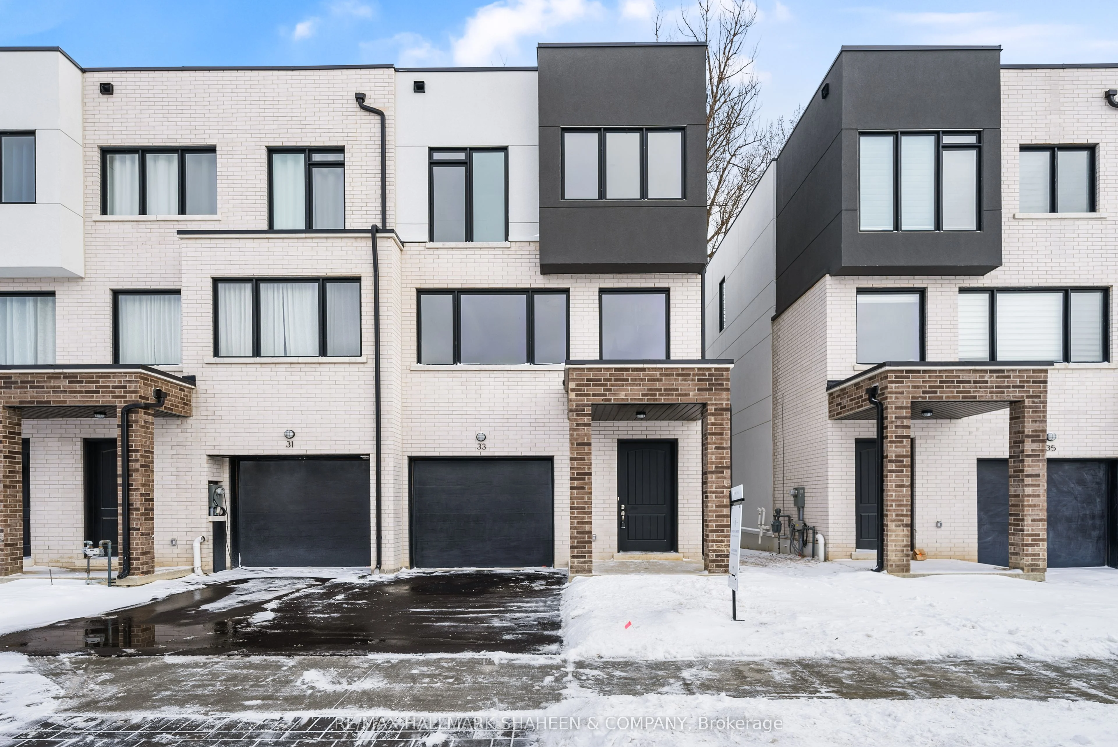 Att/Row/Townhouse in Richmond Hill