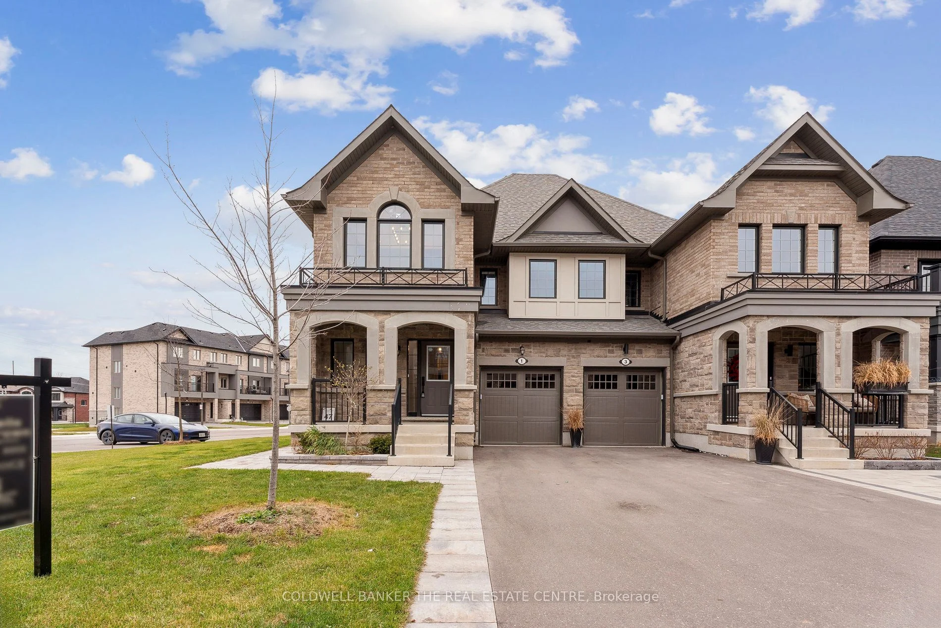 Att/Row/Townhouse in Uxbridge