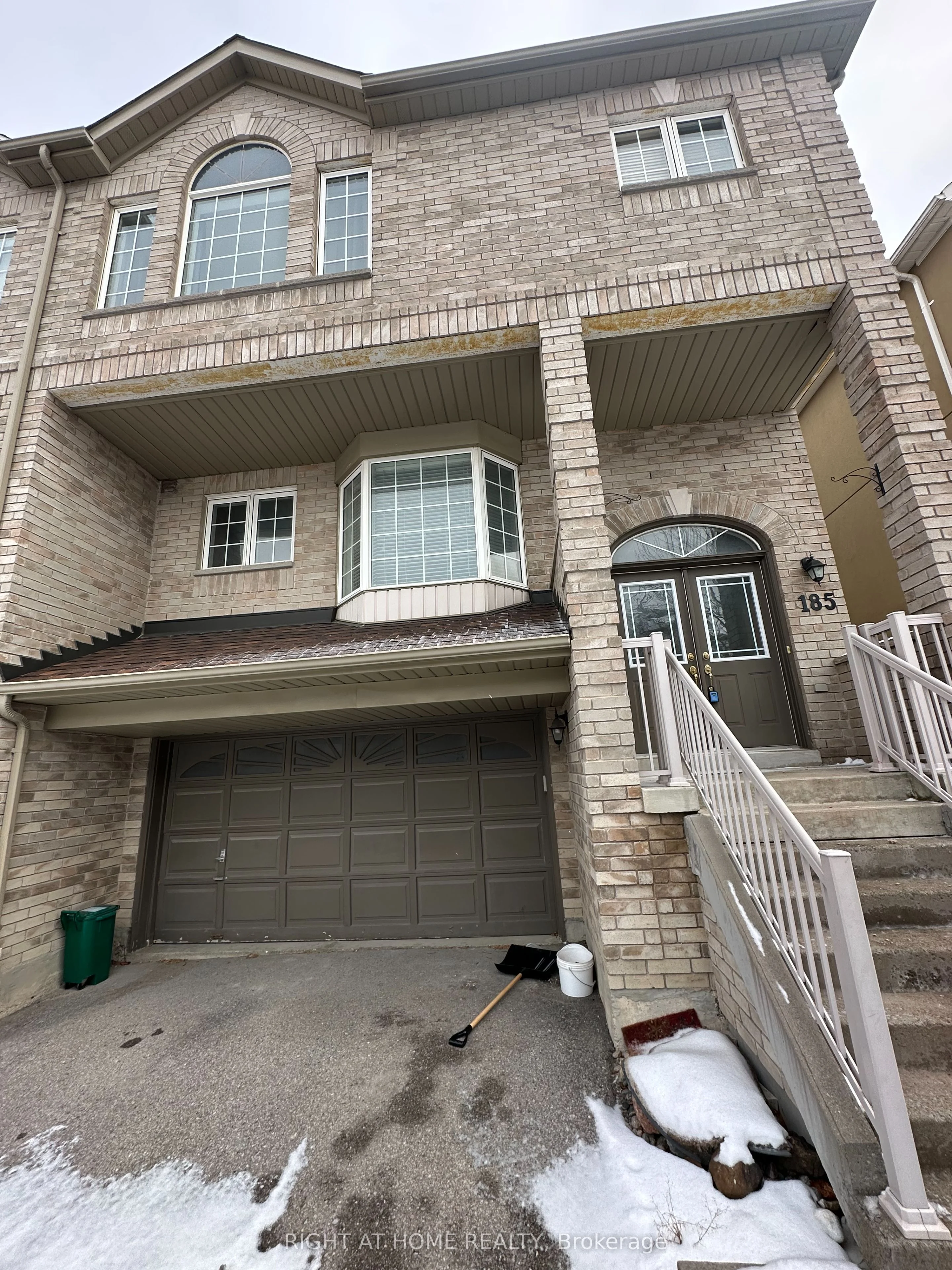 185 Dean Burton Lane, Newmarket, On L3x 3c4