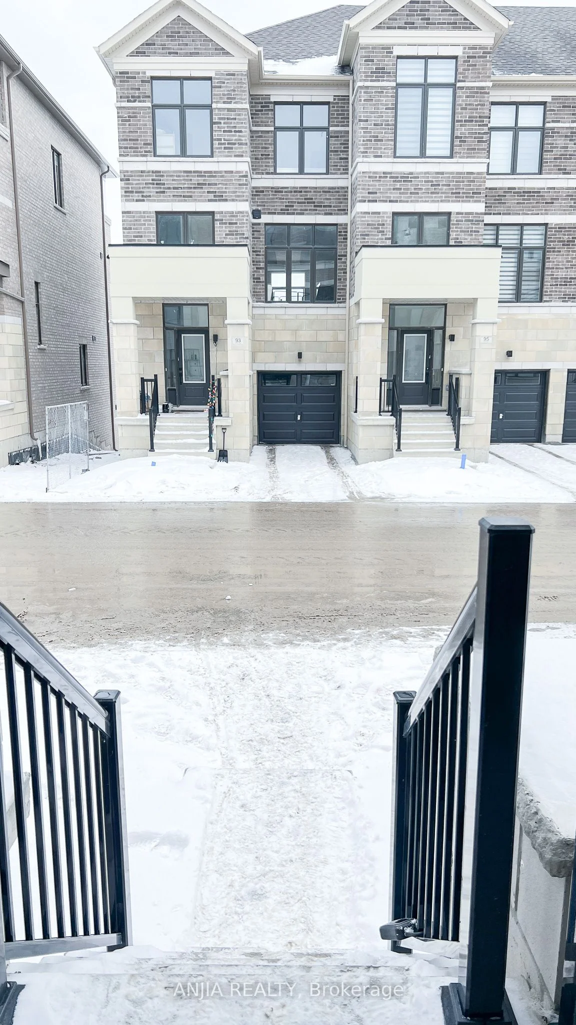 Att/Row/Townhouse in Richmond Hill