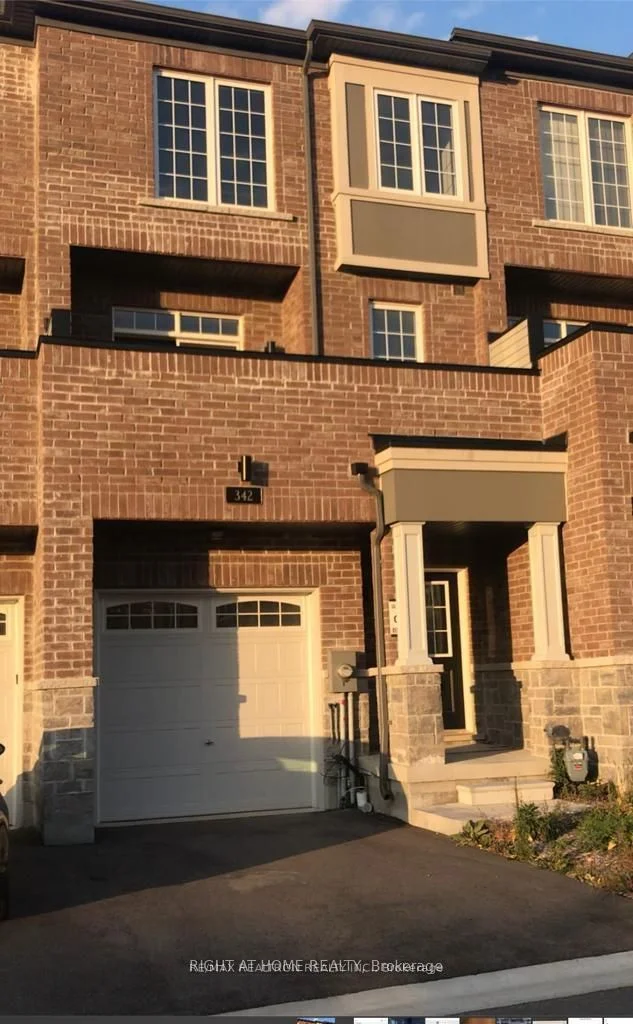 Att/Row/Townhouse in Newmarket