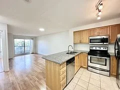 18 Harding Boulevard 405, Richmond Hill, On L4c 0t3