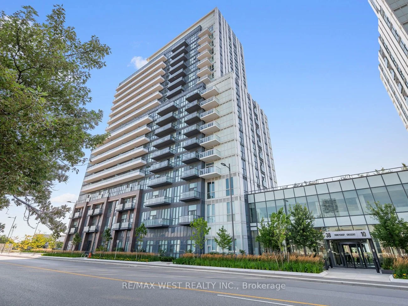 38 Honeycrisp Crescent 1111, Vaughan, On L4k 0m7