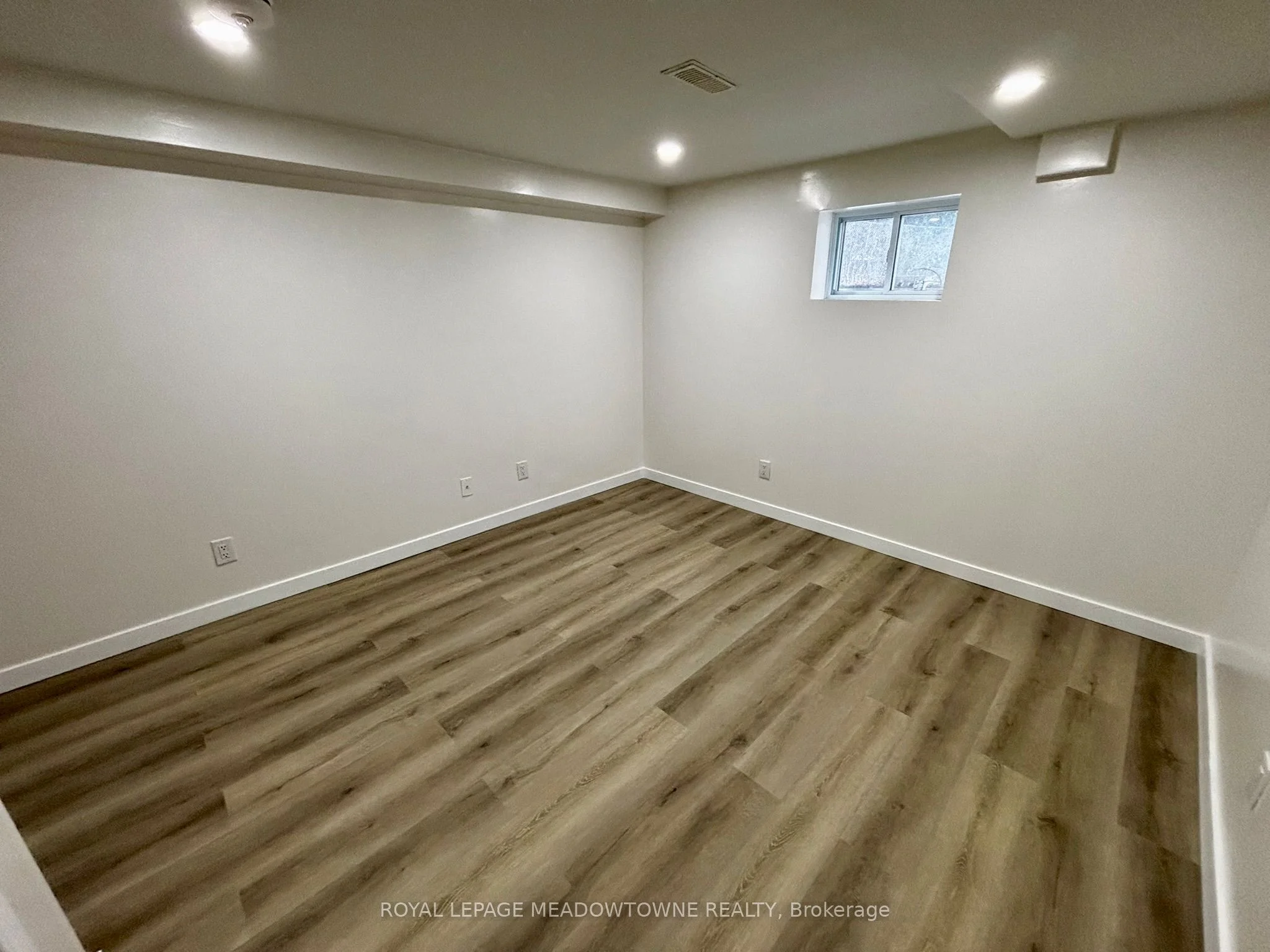 736 Sunnypoint Drive Bsmt A, Newmarket, ON L3Y 2Z8