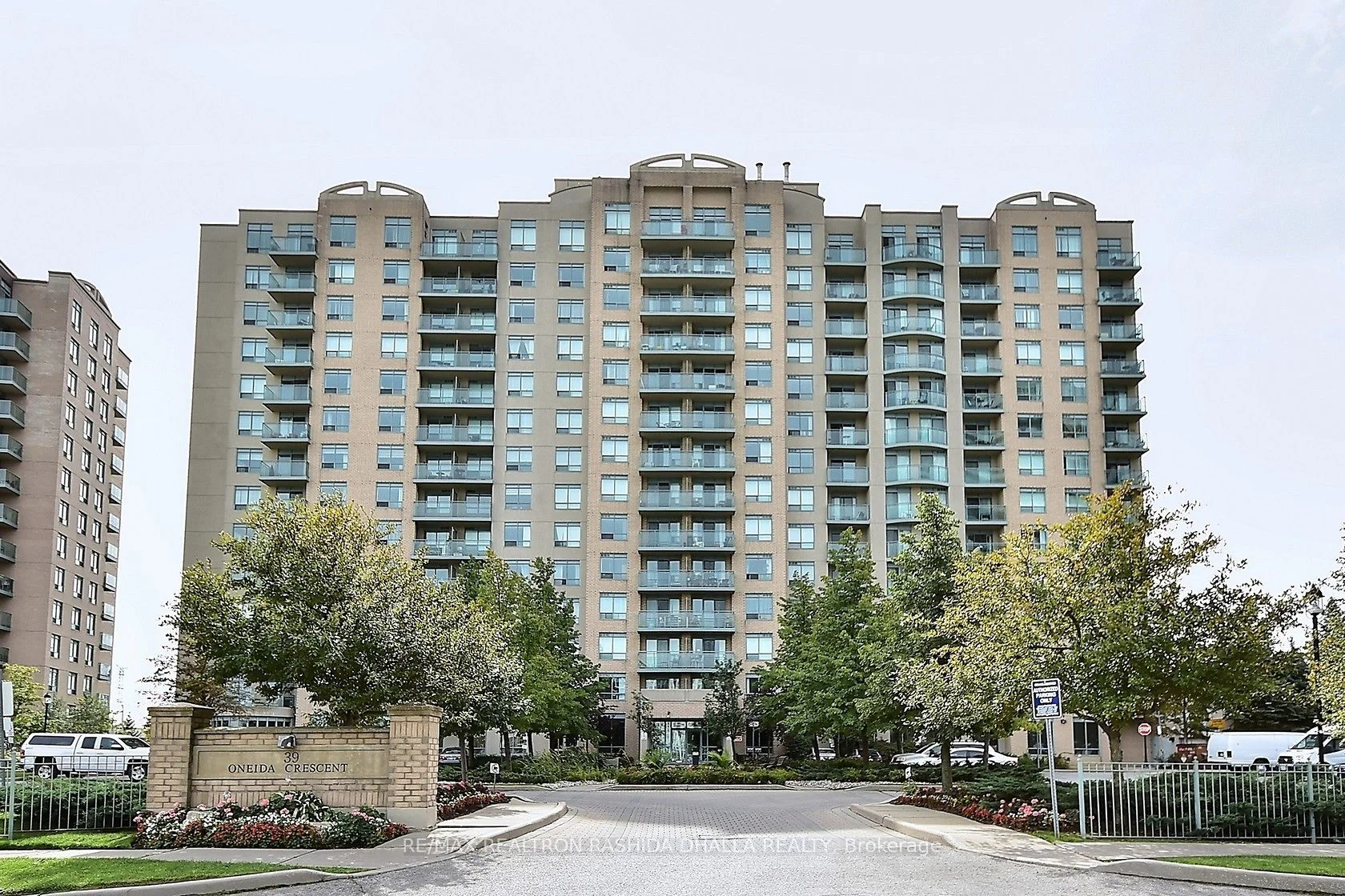 39 Oneida Crescent 610, Richmond Hill, On L4b 4t9