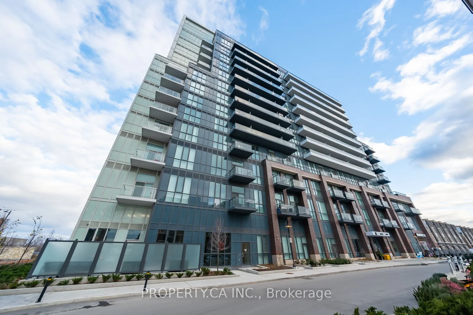 60 Honeycrisp Crescent E 818, Vaughan, On L4k 0n5