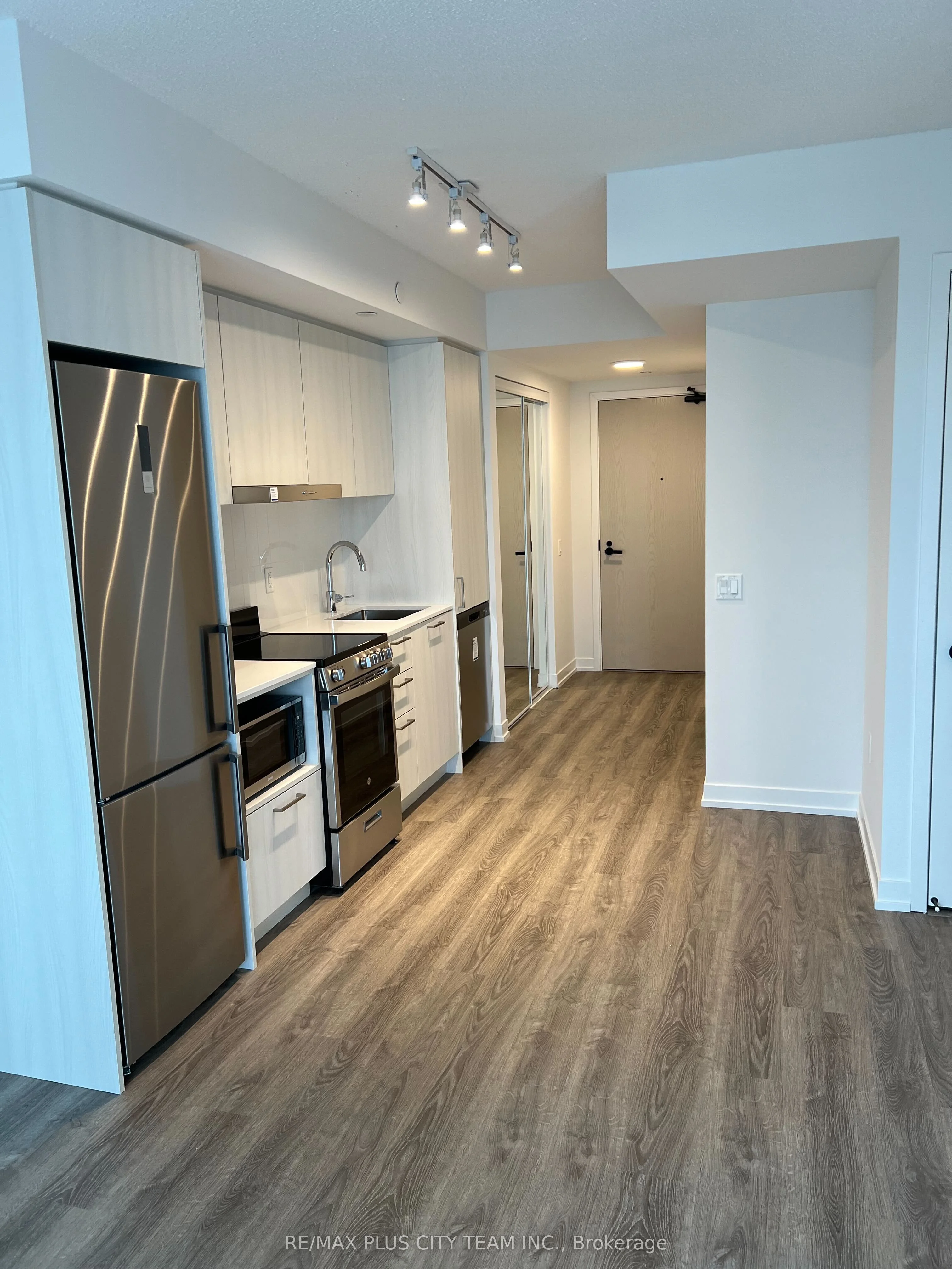 195 Commerce Street 1801, Vaughan, ON L4K 0P9