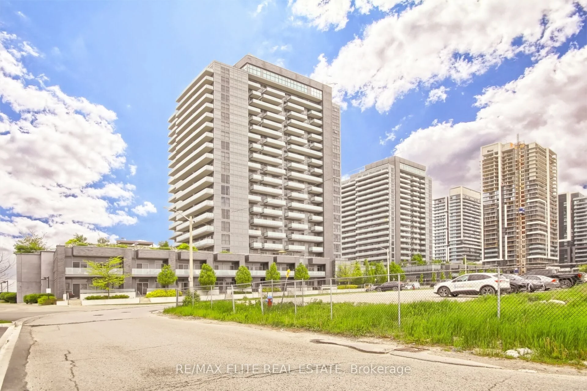 55 Oneida Crescent 1706, Richmond Hill, On L4b 0e8