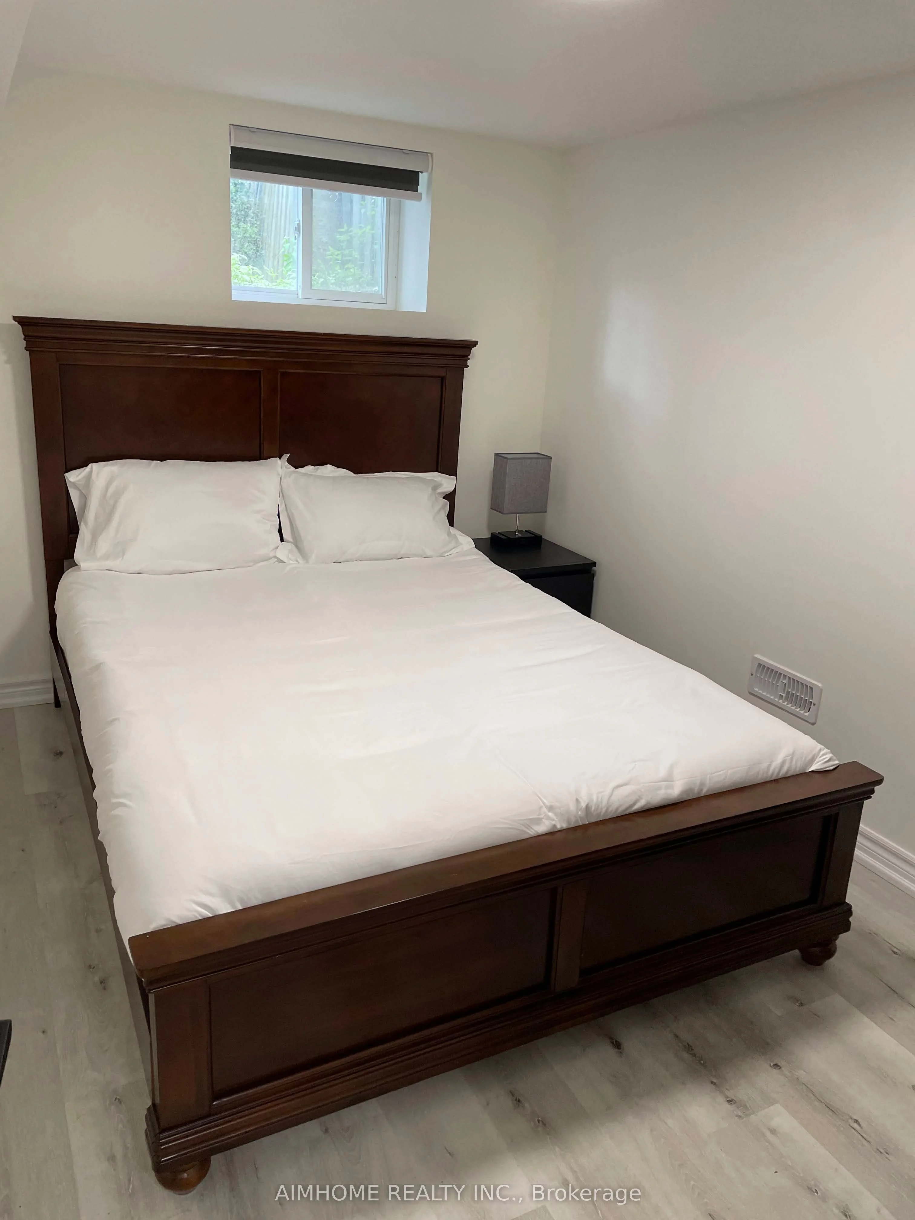 55 Newbury Drive Lower, Newmarket, ON L3Y 4P9
