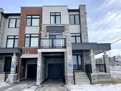 Att/Row/Townhouse in Newmarket