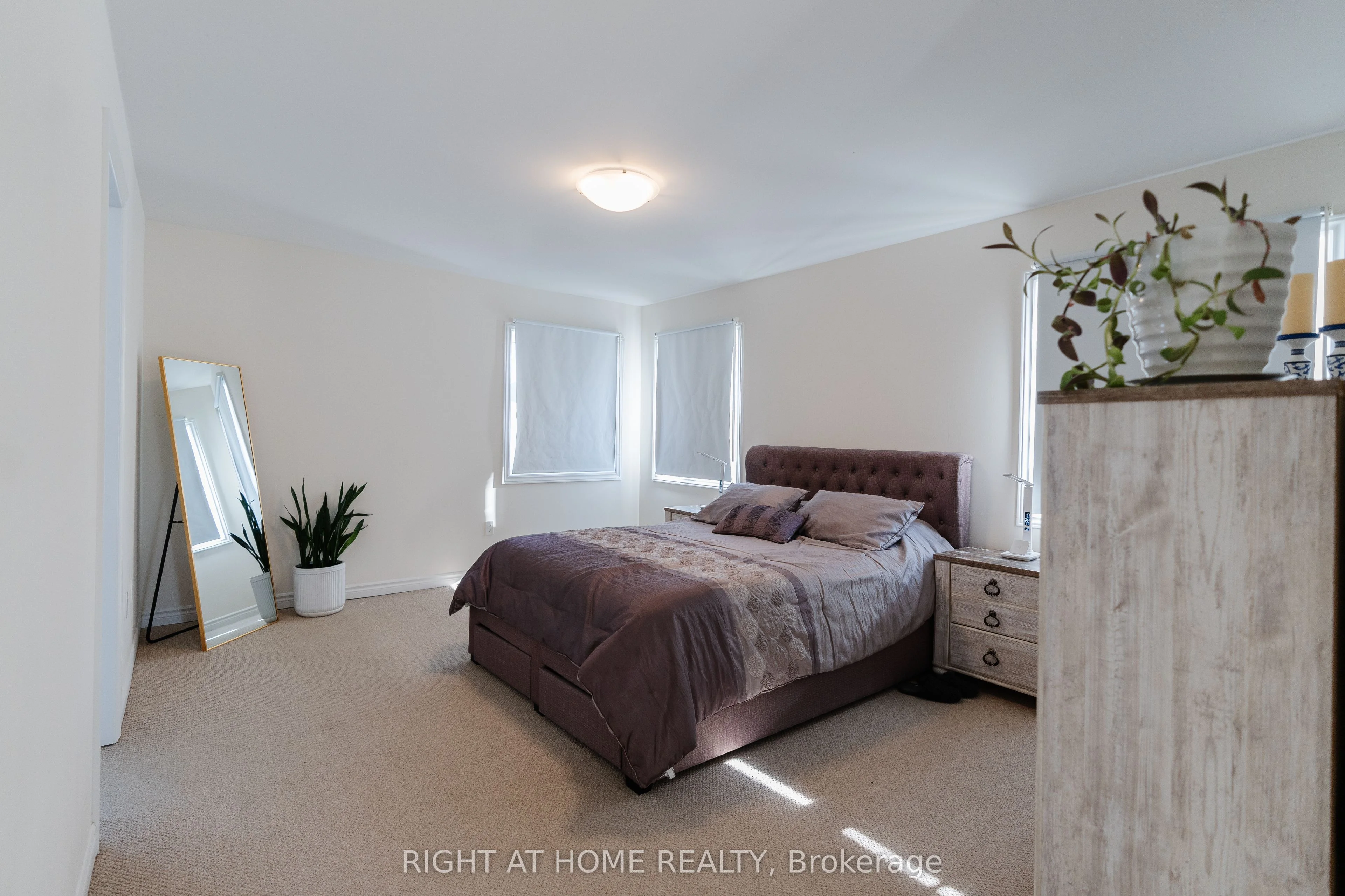 33 Ferragine Crescent, Bradford West Gwillimbury, ON L3Z 4J9