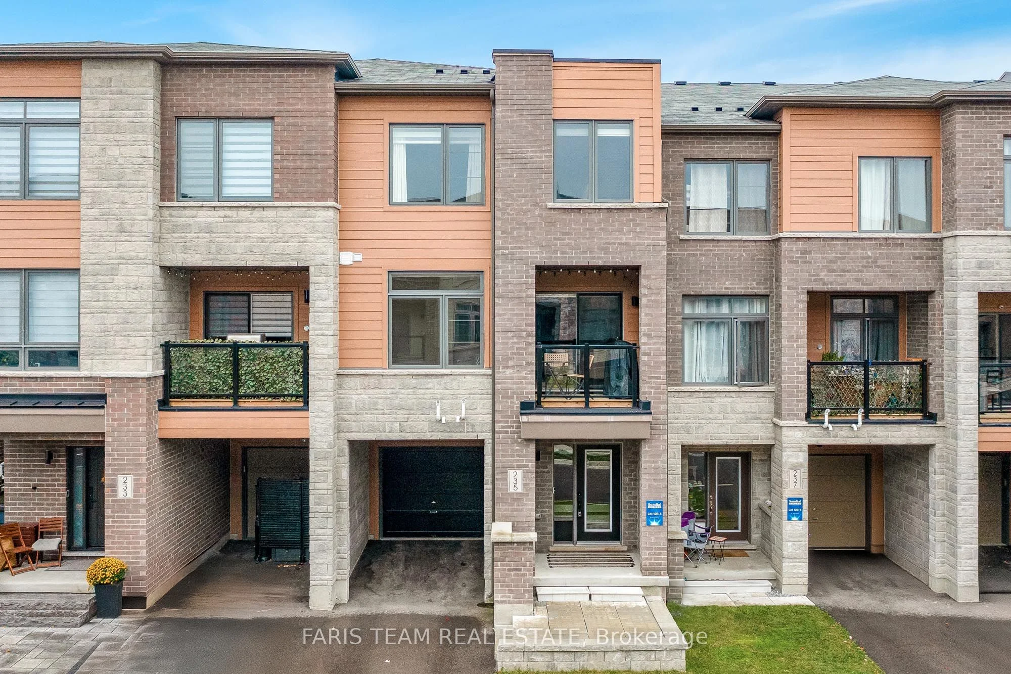 Att/Row/Townhouse in Newmarket