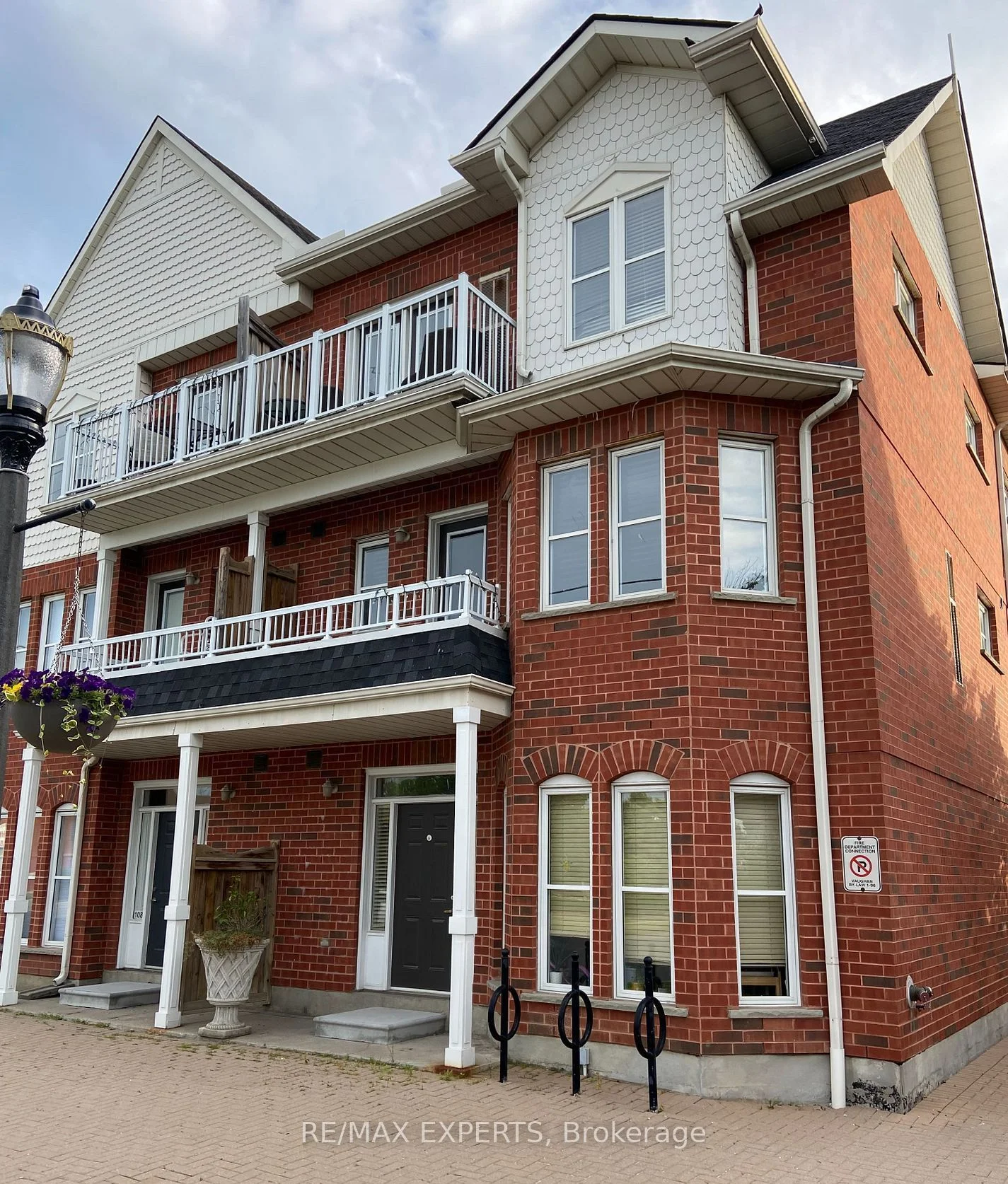 Condo Apartment in Vaughan