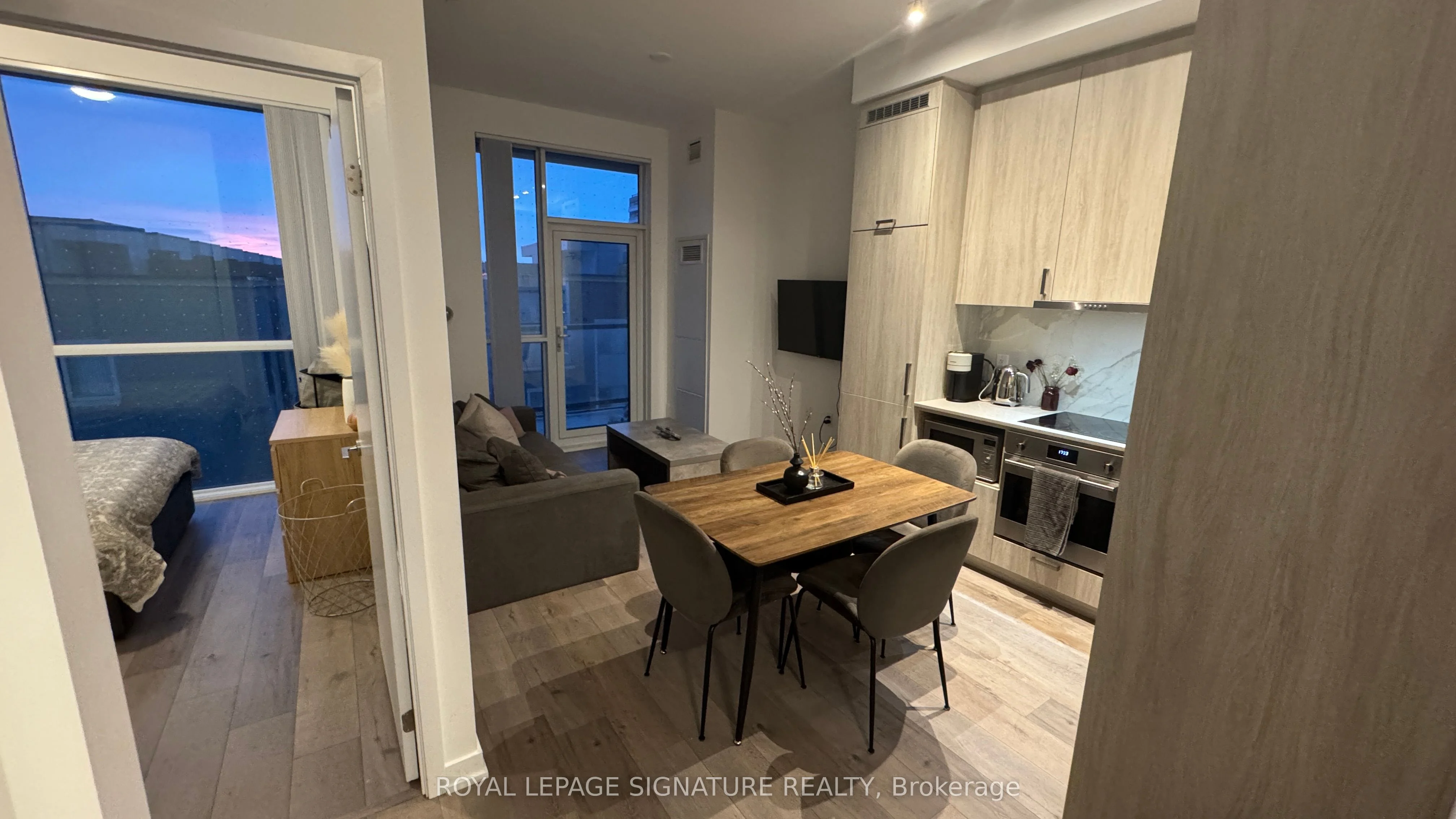 60 Honeycrisp Crescent 323, Vaughan, On L4k 0n5