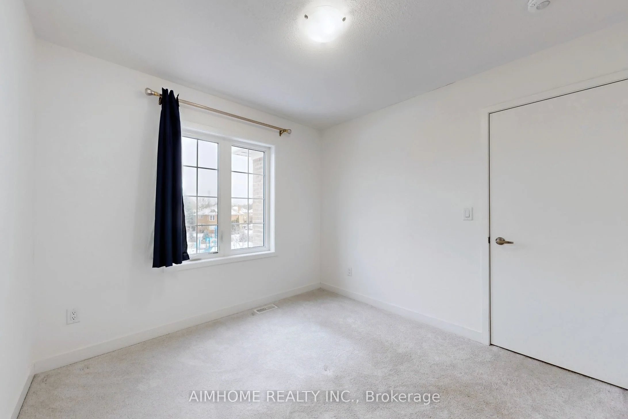 122 Knott End Crescent, Newmarket, ON L3Y 0E4