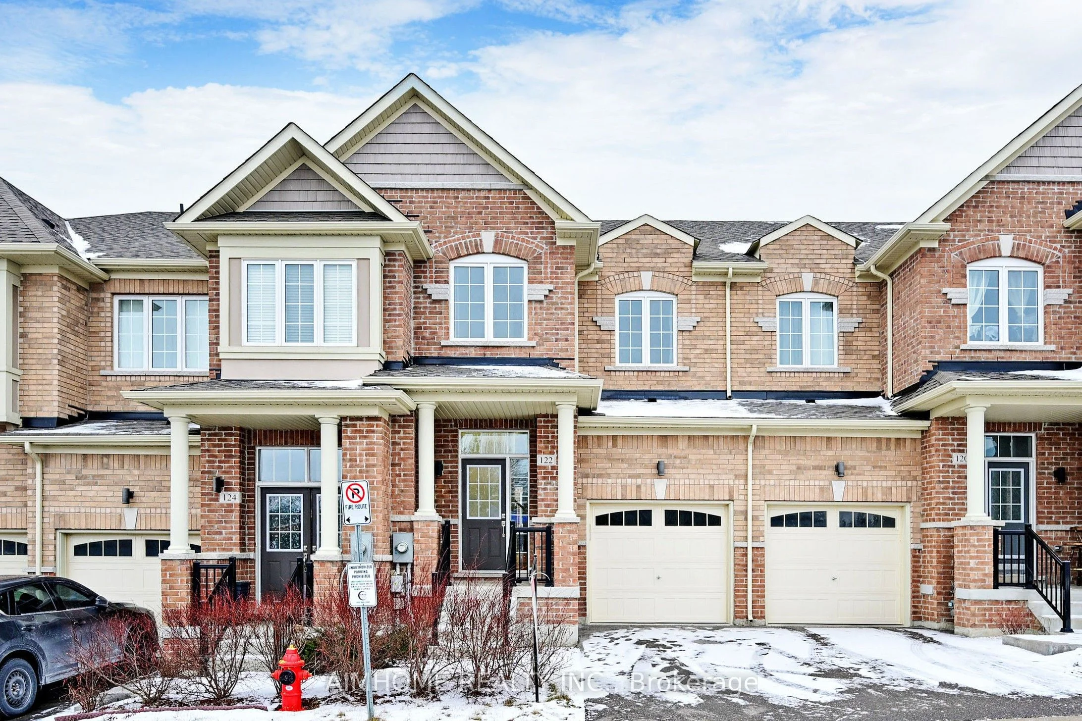 Att/Row/Townhouse in Newmarket