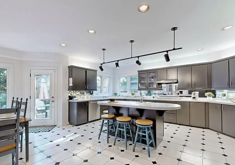 36 Hillholm Boulevard, Richmond Hill, ON L4B 2J2