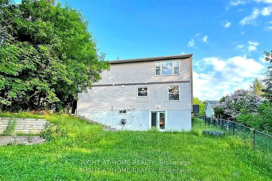 1011 Jacarandah Drive, Newmarket, ON L3Y 5K6