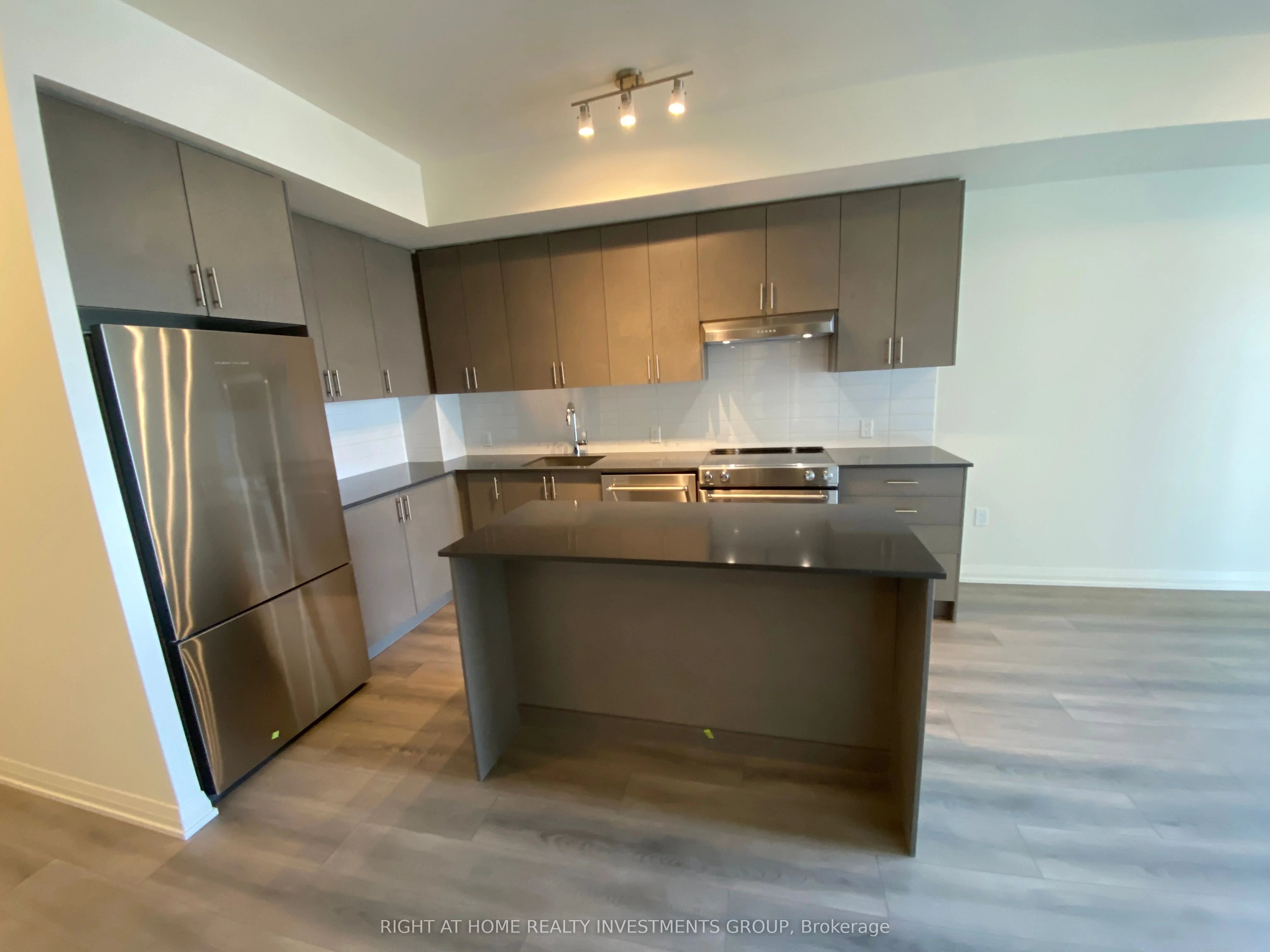 8960 Jane Street 911, Vaughan, ON L4K 2M9