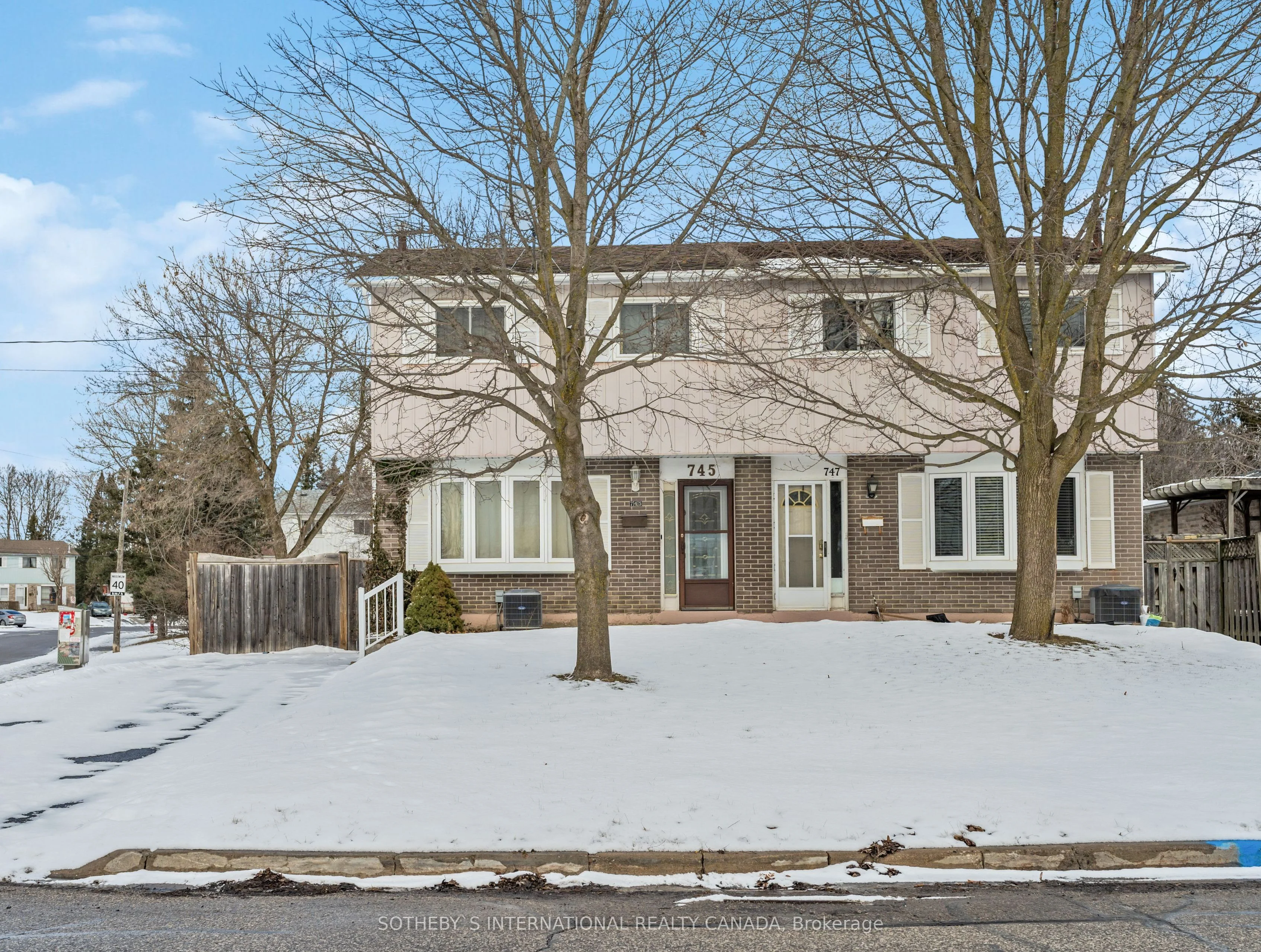 745 Elgin Street, Newmarket, On L3y 3b9