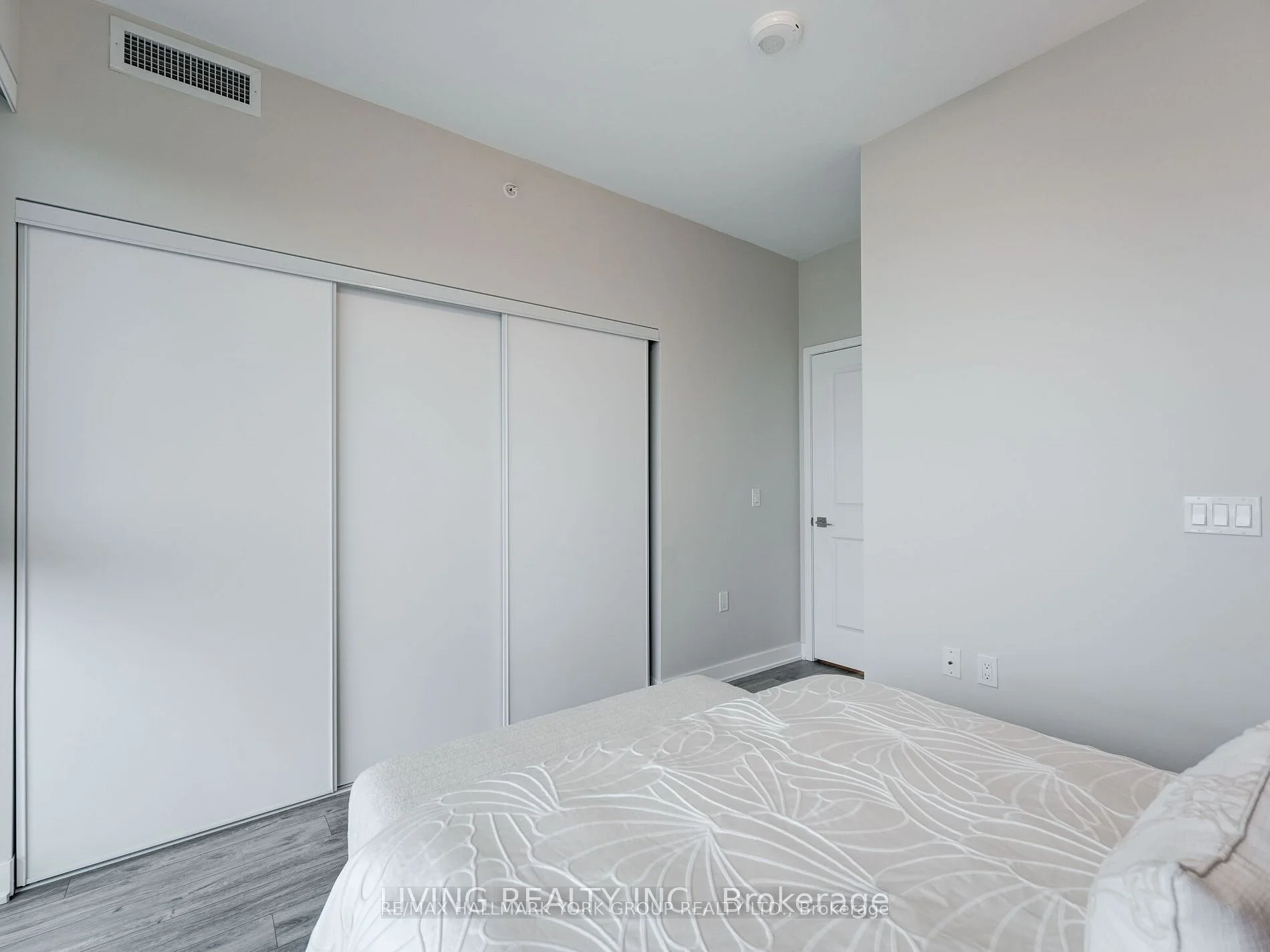 75 Oneida Crescent 804, Richmond Hill, ON L4B 0H3